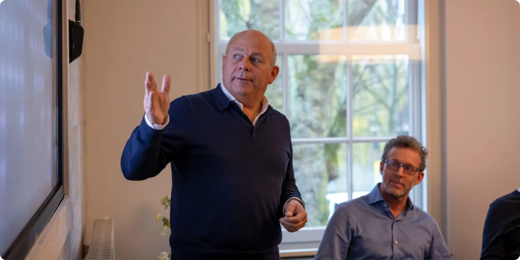 John Simons presenteert